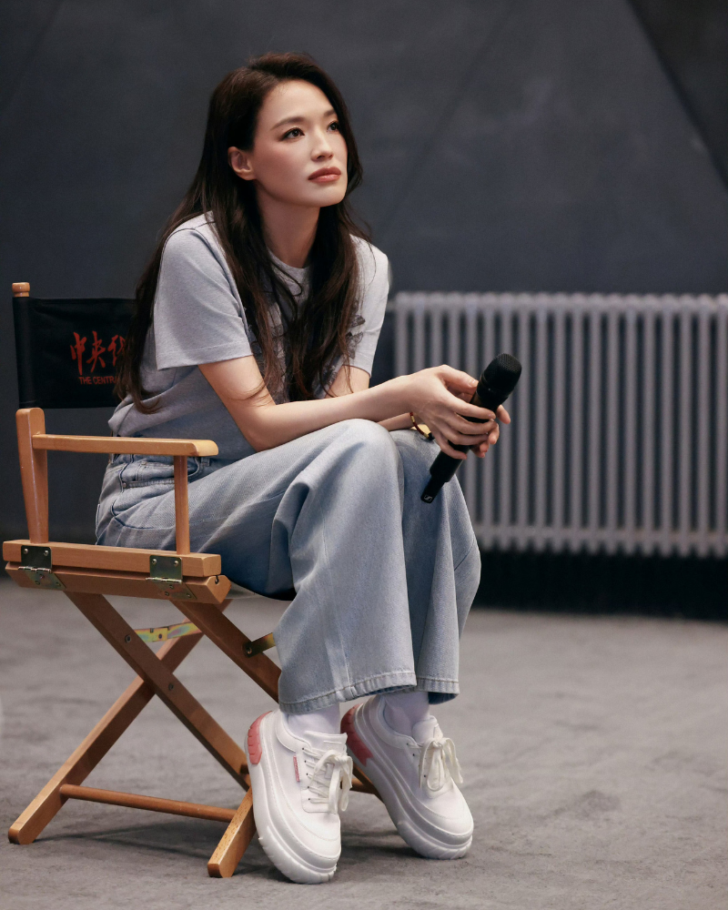 舒淇私服穿搭 both paris Tyres Platform 白色厚底鞋，完美示範復古寬褲的慵懶減齡風格